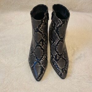 Madden Girl faux snake skin ankle boots size 6 booties stacked heels dafnii